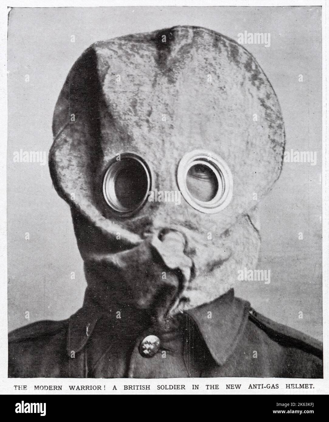 British soldier in 'anti-gas helmet' - gas mask.       Date: 1915 Stock Photo