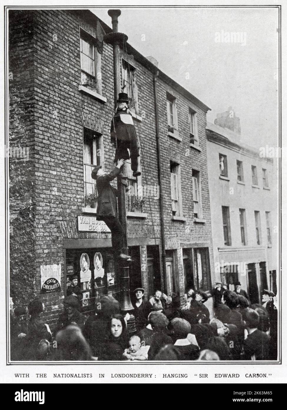 The annual celebration of the 'Relief of Derry', attracted a large group of nationalist protesters in Londonderry, commemorate the events in 1689 when a 105 day siege of the city by Jacobites was finally ended.  Photograph showing an effigy of Sir Edward Carson an Irish unionist politician, hanging from a lamp post in the streets of the city. Stock Photo