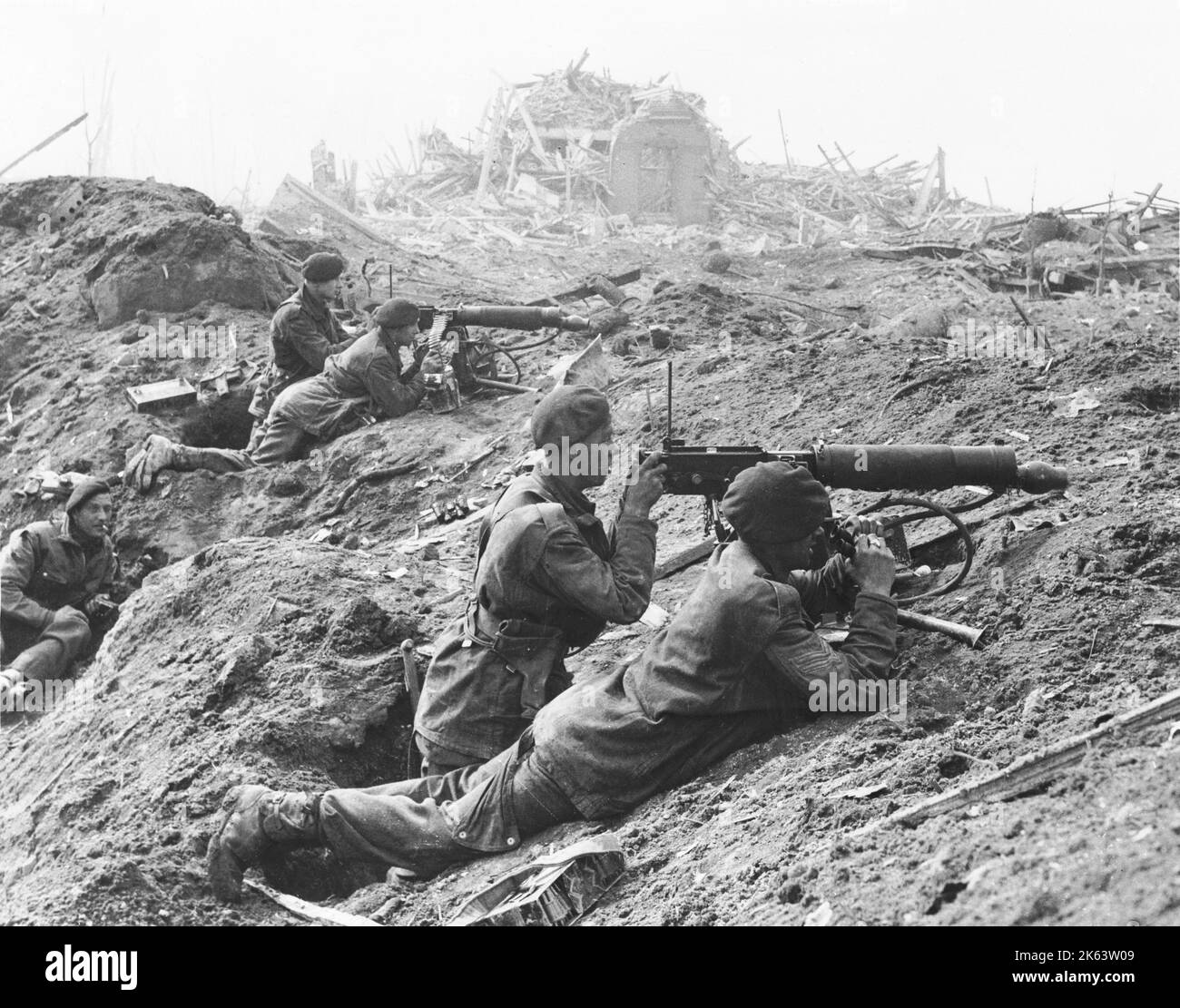 British artillery soldiers ww2 Black and White Stock Photos & Images ...