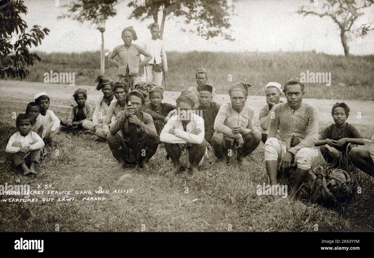 A Moro Secret Service gang ('who assist in the capture of outlaws'), Municipality of Parang, in the province of Maguindanao, Mindanao, Philippines. The Moro Rebellion (1899?1913) was an armed conflict between the Muslim-majority ethnic Moro people and the United States military during the Philippine?American War.     Date: circa 1910 Stock Photo