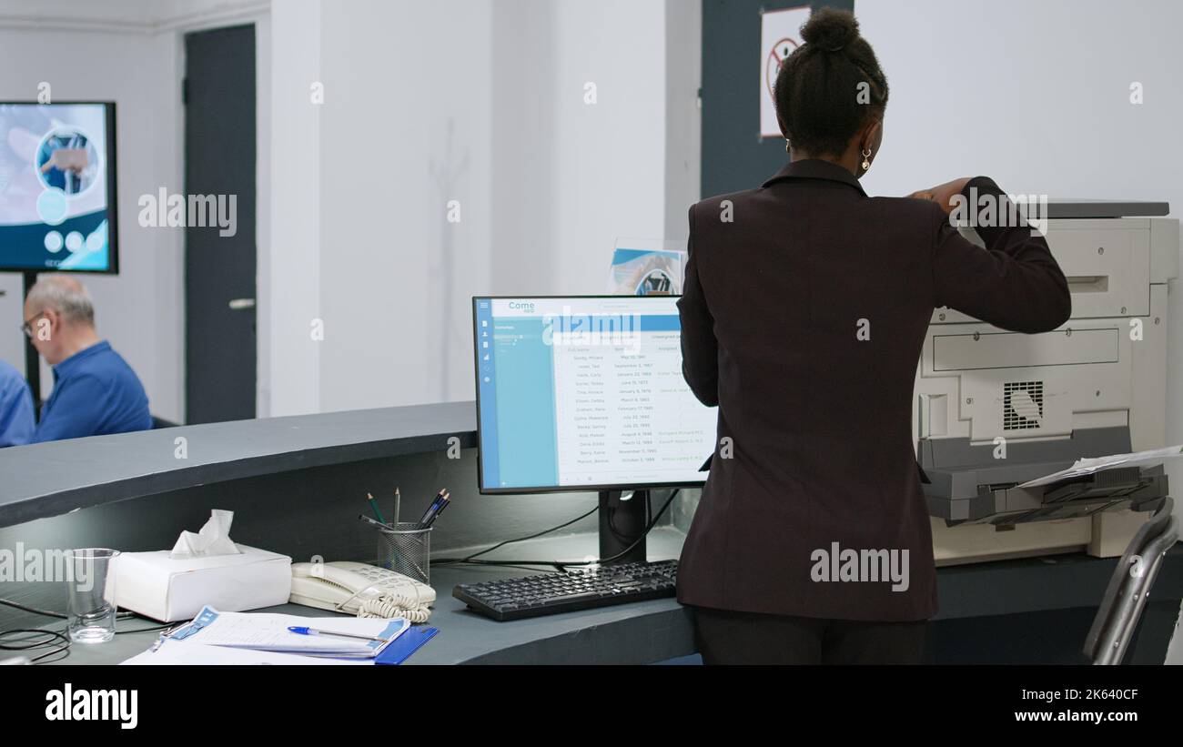 Doctor giving medical reports hi-res stock photography and images - Alamy