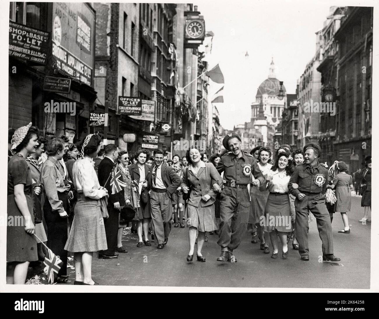 Vintage World War II photograph - 1945 VE Day revellers in Fleet Street, London Stock Photo
