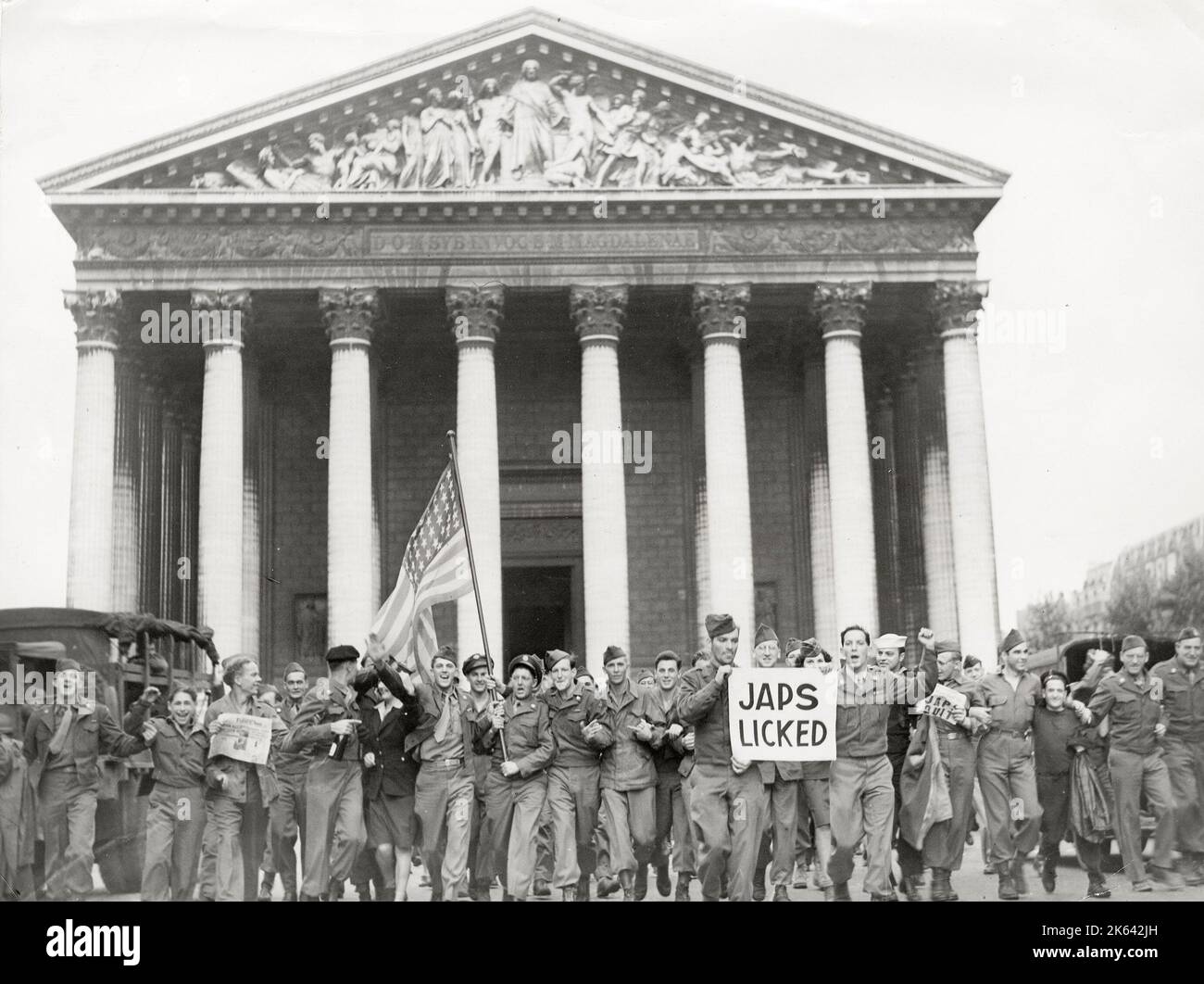 World War II vintage photograph - American soldiers in Paris celebrate Japanese surrender Stock Photo