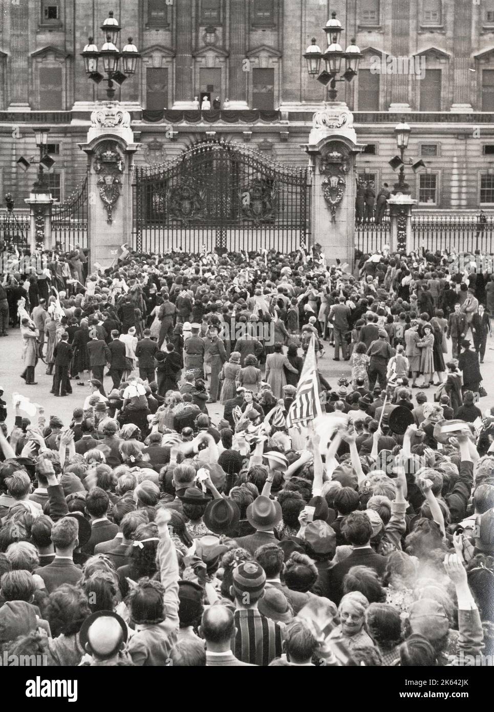 World War II vintage photograph - VJ Day - victory over Japan. Crowd outside Buckingham Palace waiting for the royal family. Stock Photo