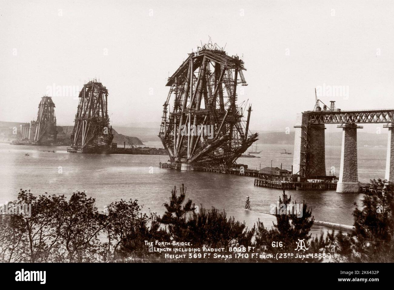 1888 Scotland - the Forth Bridge under construction over the Firth of Forth Stock Photo