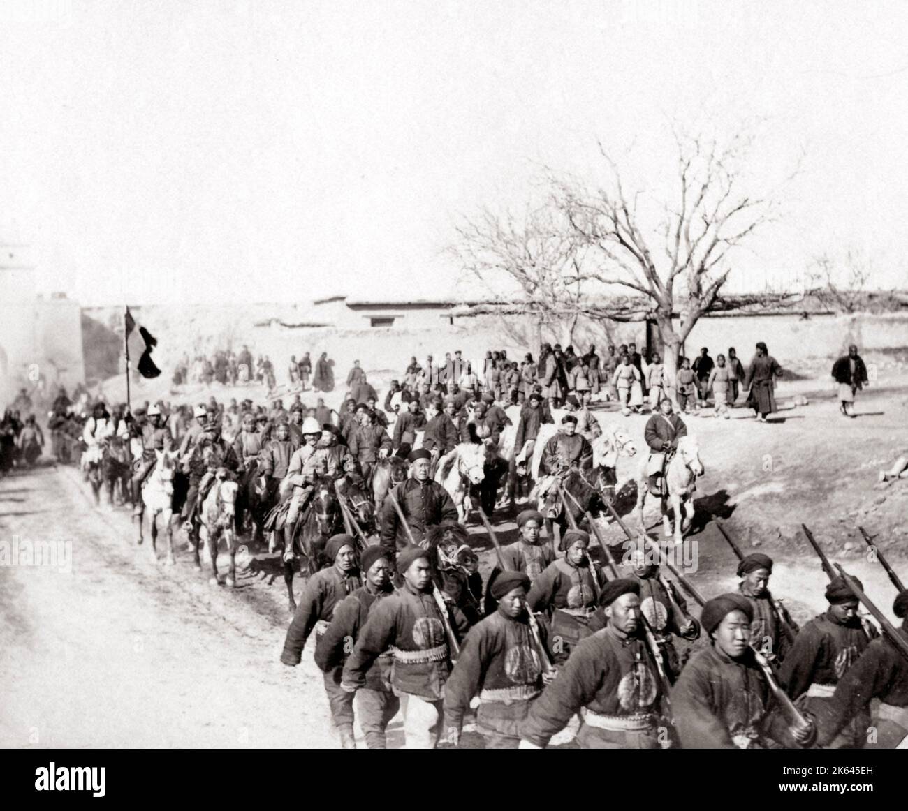 A column of international and Chinese troops under the command of General Baillard near Paoting (Baoding). Stock Photo