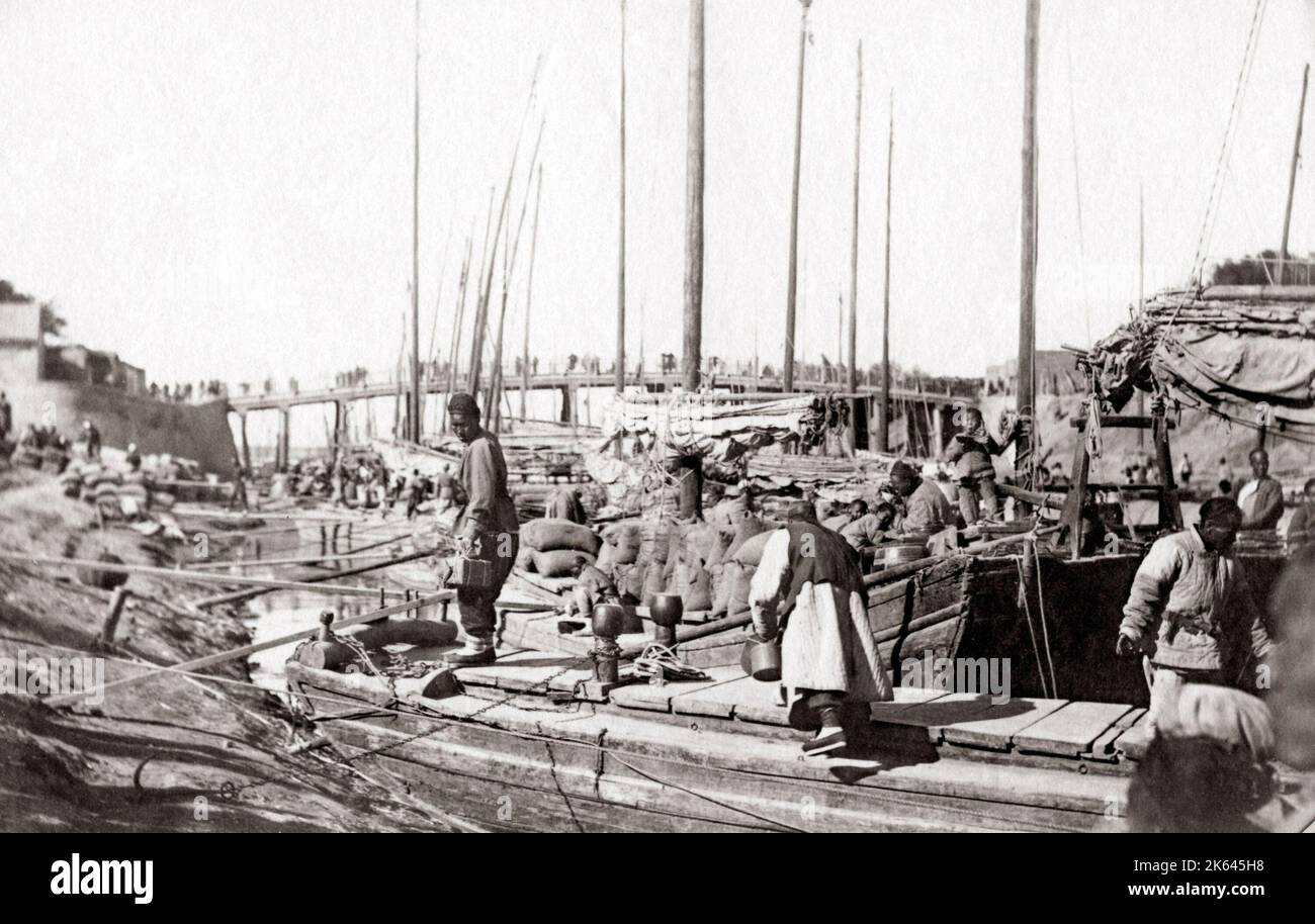 Loading boats Xianxian area, Hebei, China c.1900 Stock Photo