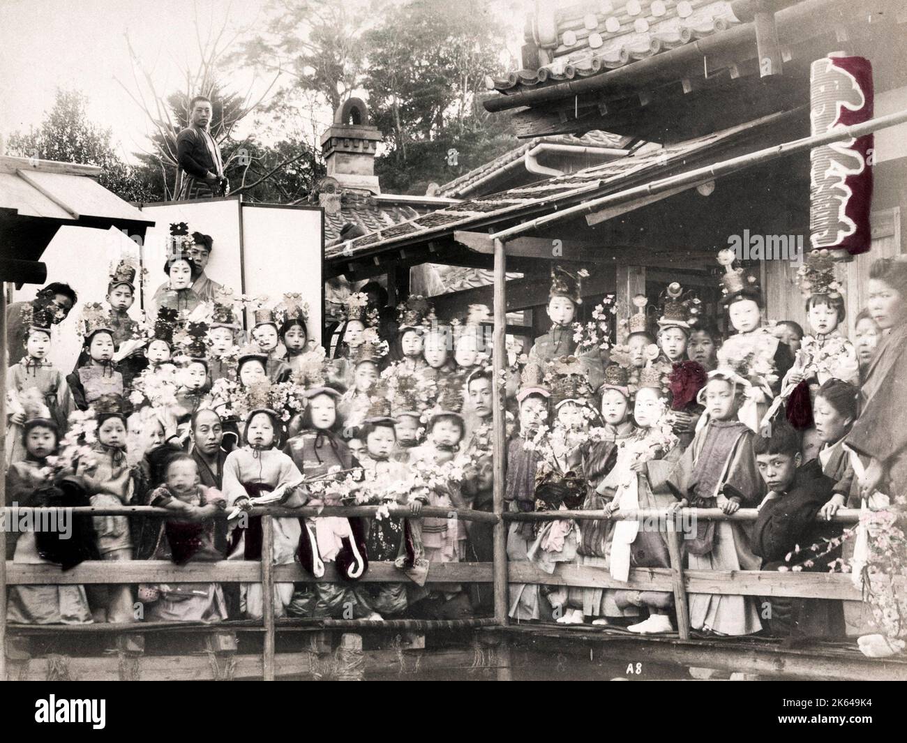 Late 19th century vintage photograph: Large group of Japanese children in festival dress, Japaan Stock Photo