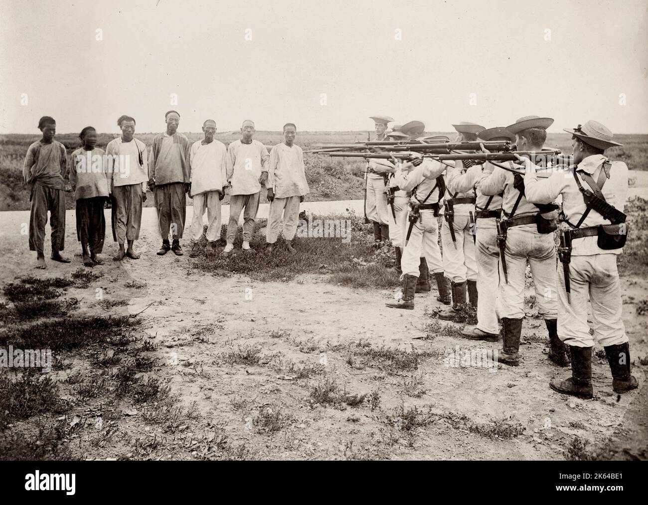 Vintage c.1900 photograph: range party,  HMS Blenheim, Weihaiwei, Weihai, China. Stock Photo