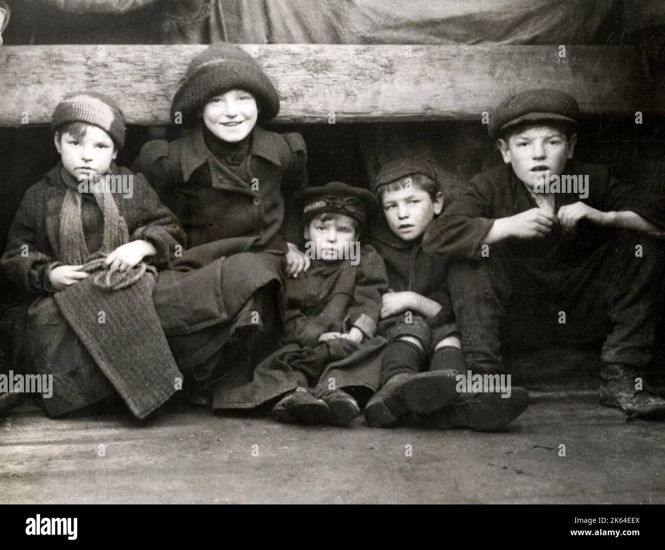 Early 20th century vintage press photograph - family life on board a boat, social history, poverty, England, 1920s - group of children Stock Photo