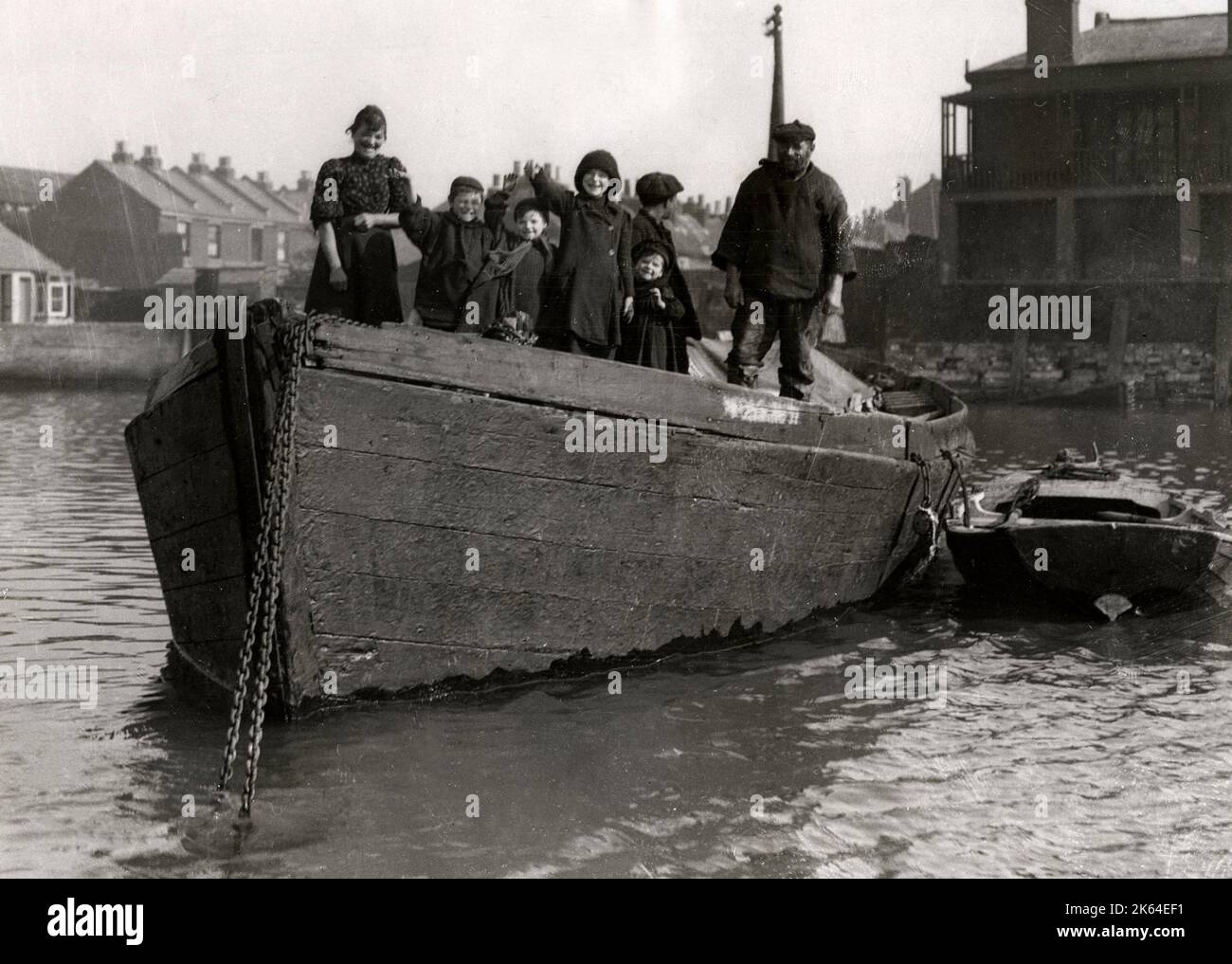 Early 20th century vintage press photograph - family life on board a boat, social history, poverty, England, 1920s Stock Photo