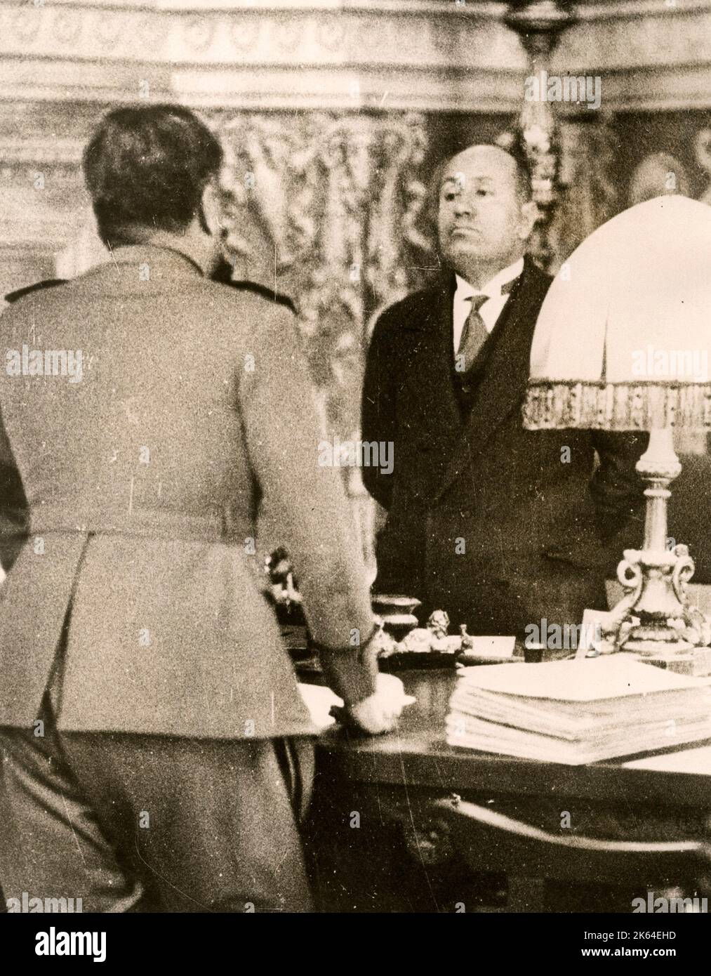 Early 20th century vintage press photograph - Benito Mussolini, Italian fascist leader, in converstion with his militia chief, c.1920s Stock Photo