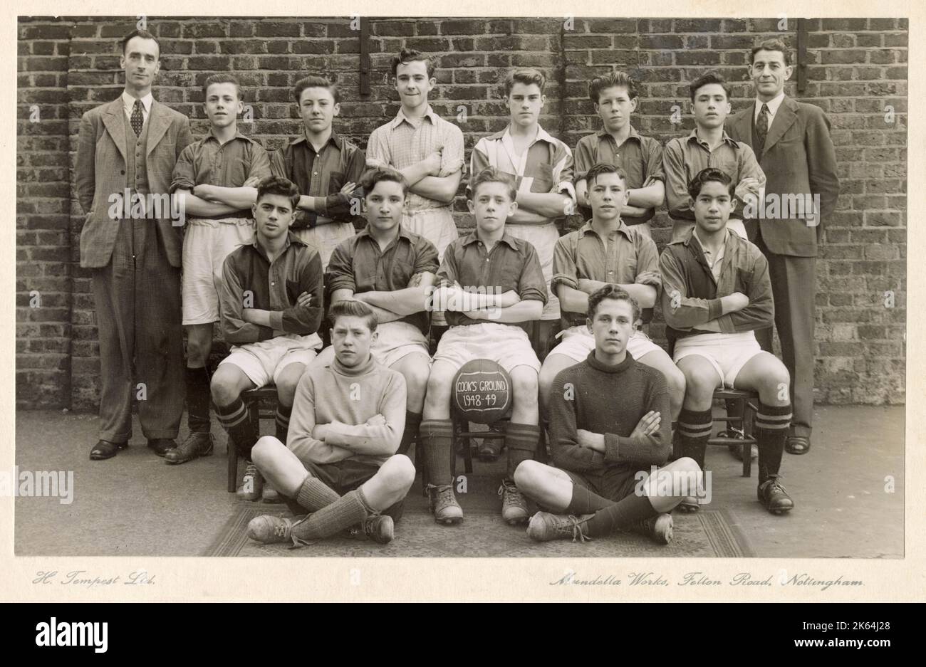 Football Team, Cook's Ground, 1948-1949 - the tall man (top left) is identified as Reg Pearce Stock Photo