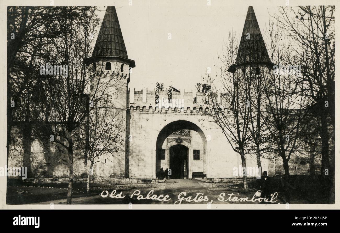 The Gate of Salutation, entrance to the Second courtyard of Topkapi Palace, Topkapi Saray, Istanbul, Turkey.     Date: 1922 Stock Photo