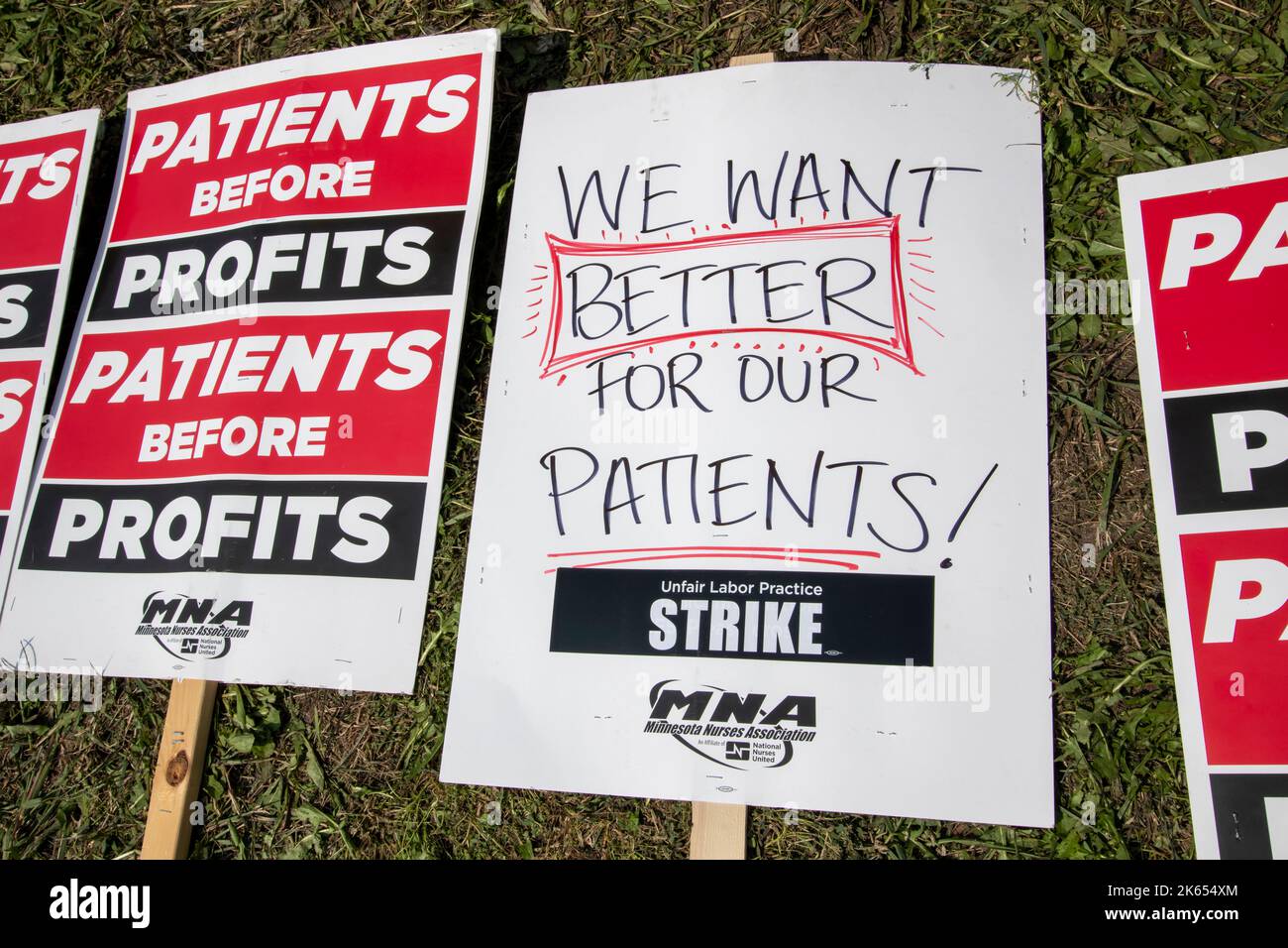 Maplewood, Minnesota. Nurses strike at 16 hospitals in the Twin Cities for three days for better wages, improved staffing levels, better employee rete Stock Photo