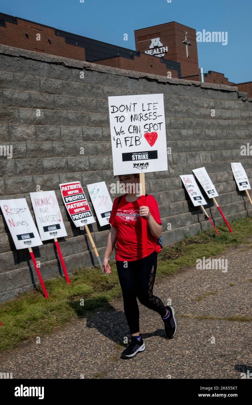 Maplewood, Minnesota. Nurses strike at 16 hospitals in the Twin Cities for three days for better wages, improved staffing levels, better employee rete Stock Photo
