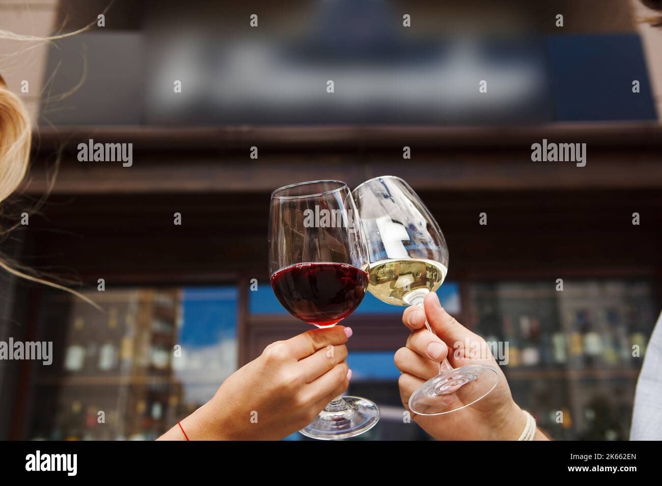 https://c8.alamy.com/comp/2K662EN/two-people-clinking-glasses-with-red-and-white-wine-2K662EN.jpg