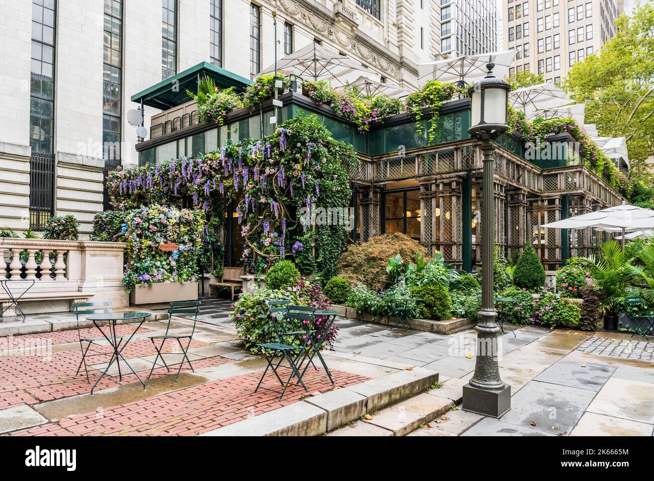 A restaurant in Bryant Park, public park between the Fifth and Sixth Avenue, beside New York Public Library, venue for events, Manhattan, New York Stock Photo