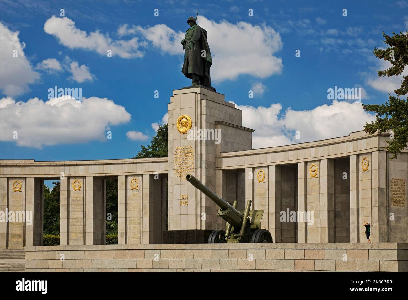 Soviet memorial with the statue of the Red Army soldier and the Golden State Coat of Arms, Germany, Berlin Stock Photo