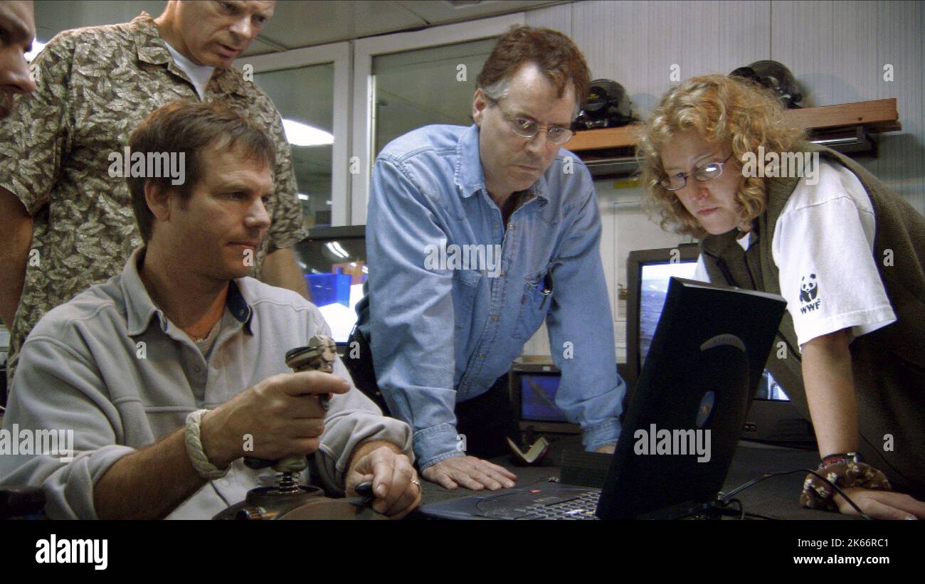 BILL PAXTON, DR. CHARLES PELLEGRINO, LORI JOHNSTON, GHOSTS OF THE ABYSS, 2003 Stock Photo