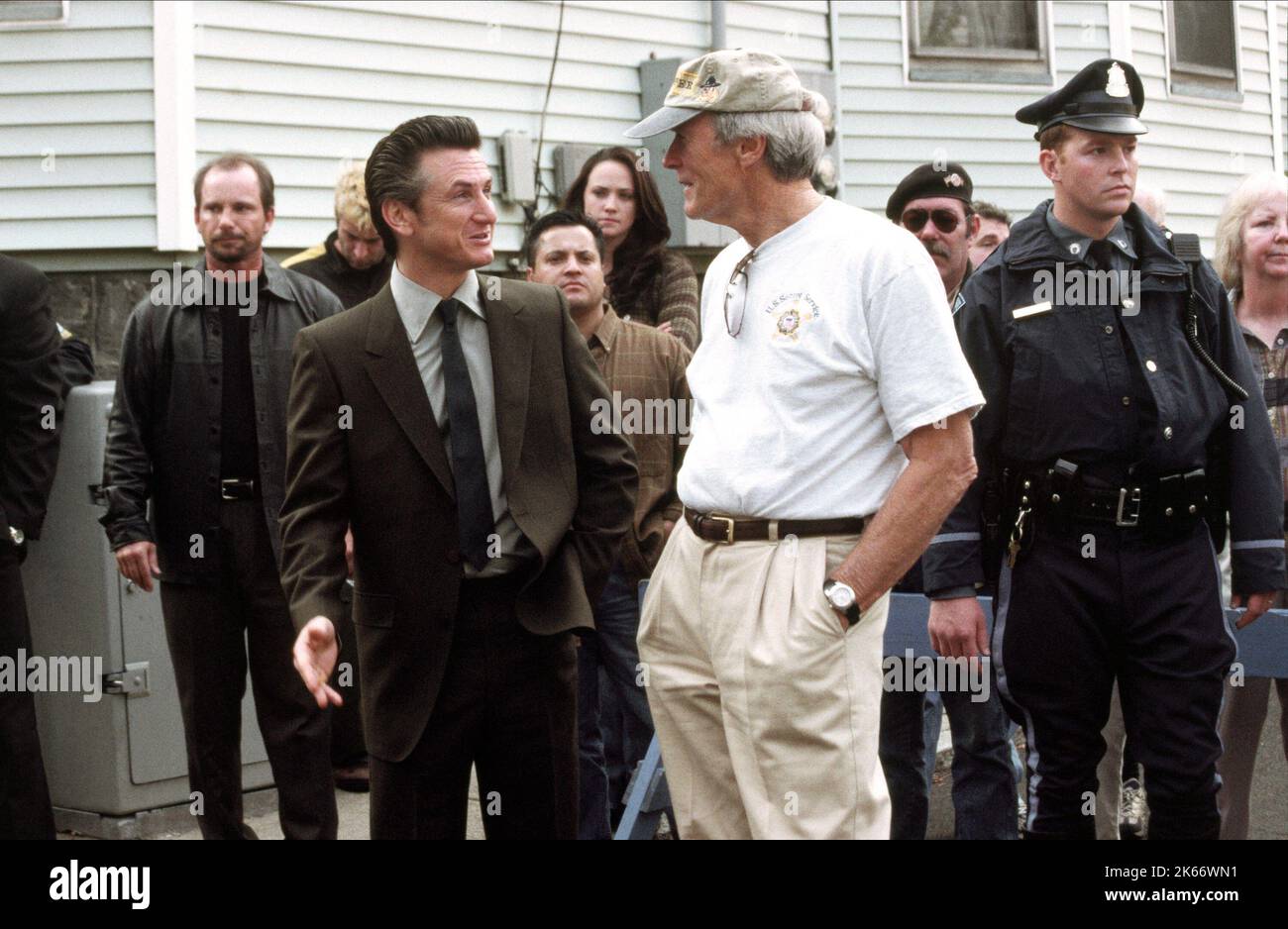 SEAN PENN, CLINT EASTWOOD, MYSTIC RIVER, 2003 Stock Photo Alamy