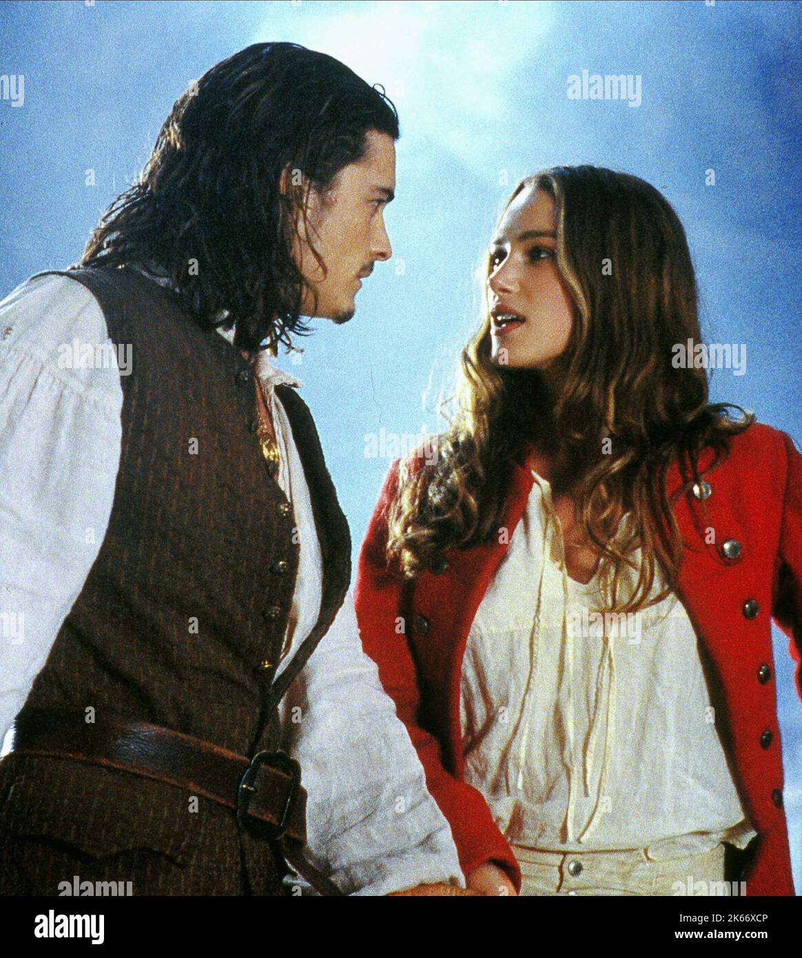 ORLANDO BLOOM, KEIRA KNIGHTLEY, PIRATES OF THE CARIBBEAN: THE CURSE OF THE BLACK PEARL, 2003 Stock Photo