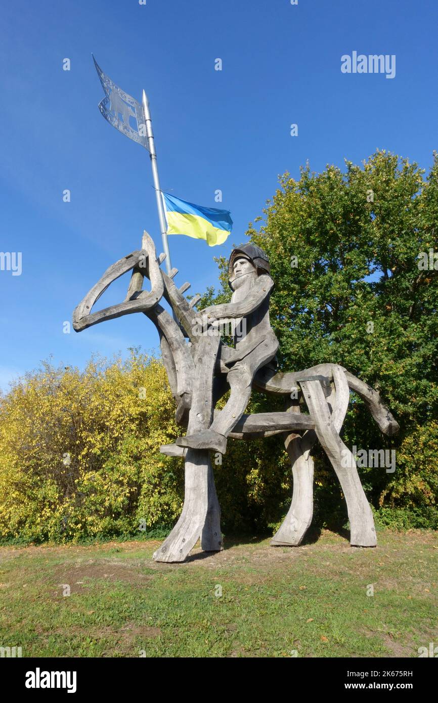 Arrivall wooden sculpture Victor made from green oak depicting mounted horseman  with lance and pennant commemorating Battle of Tewkesbury on the Ston Stock Photo