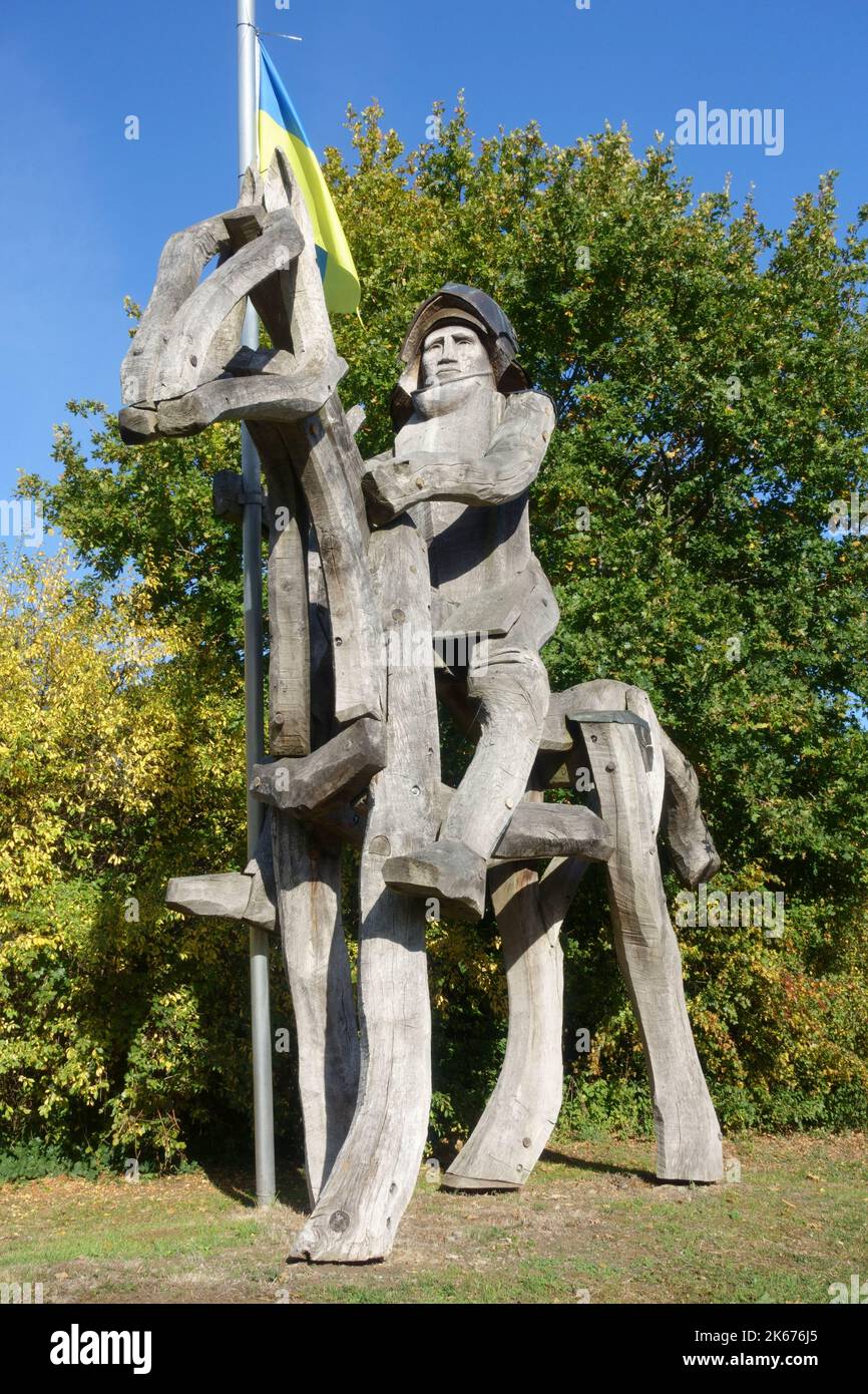 Arrivall wooden sculpture Victor made from green oak depicting mounted horseman  with lance and pennant commemorating Battle of Tewkesbury on the Ston Stock Photo