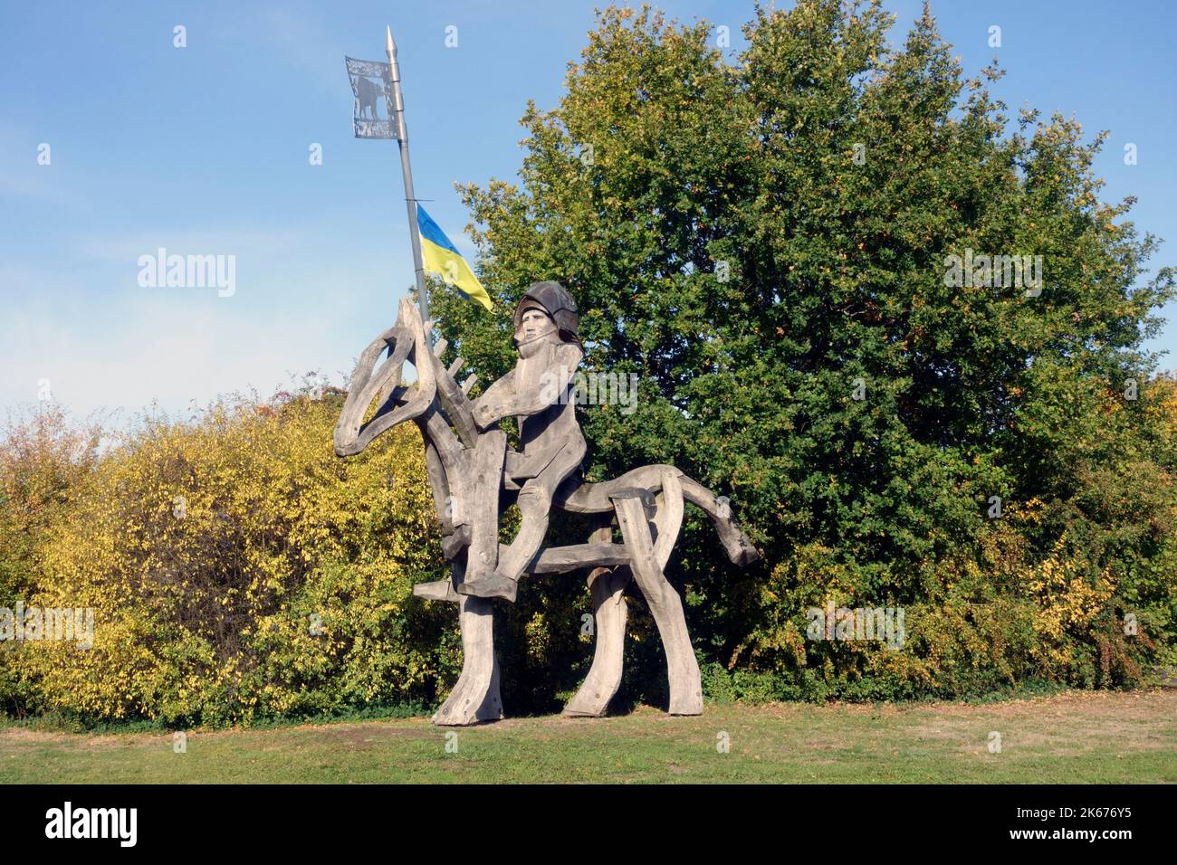 Arrivall wooden sculpture Victor made from green oak depicting mounted horseman  with lance and pennant commemorating Battle of Tewkesbury on the Ston Stock Photo