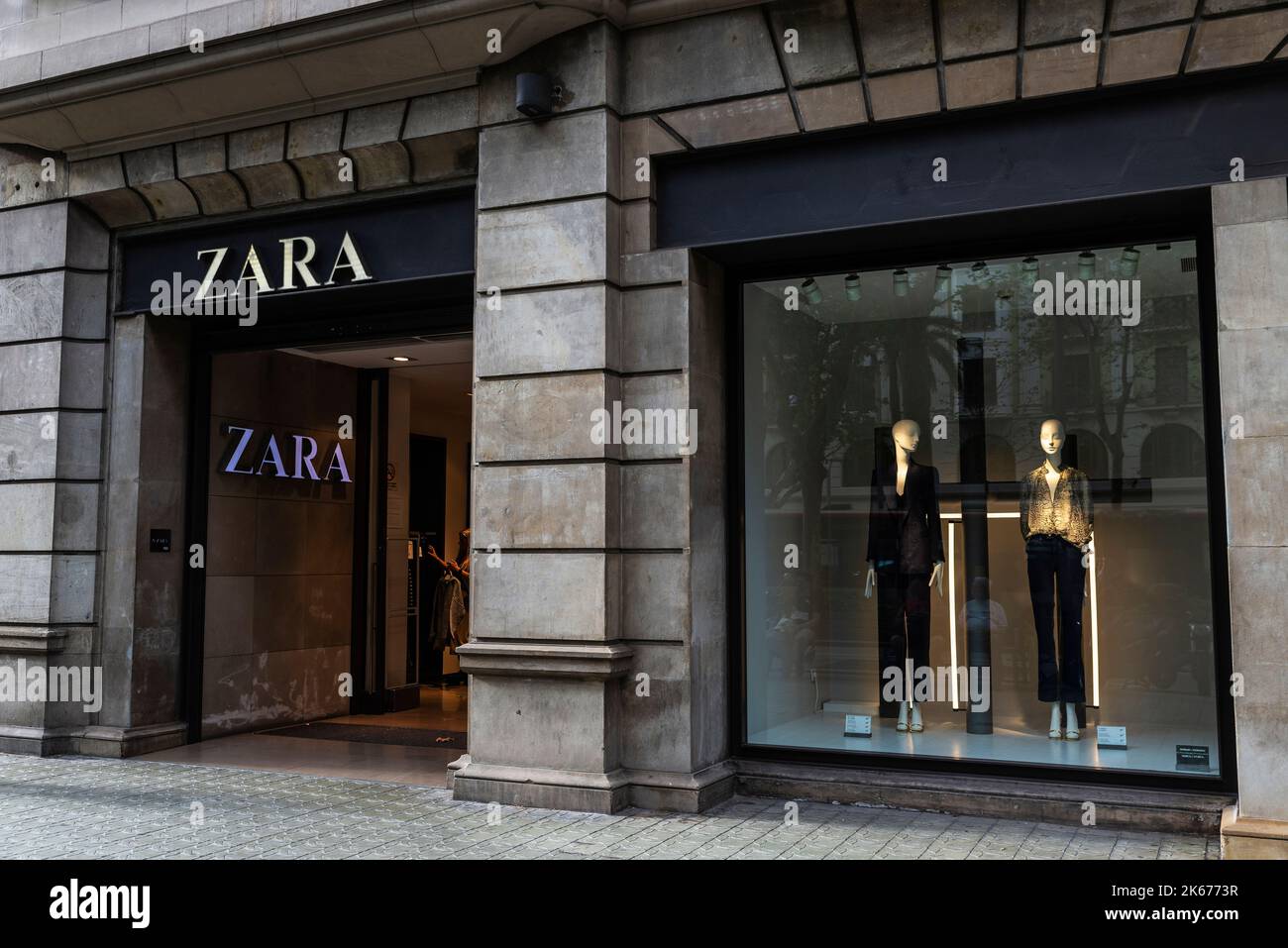 Zara barcelona hi-res stock photography and images - Alamy