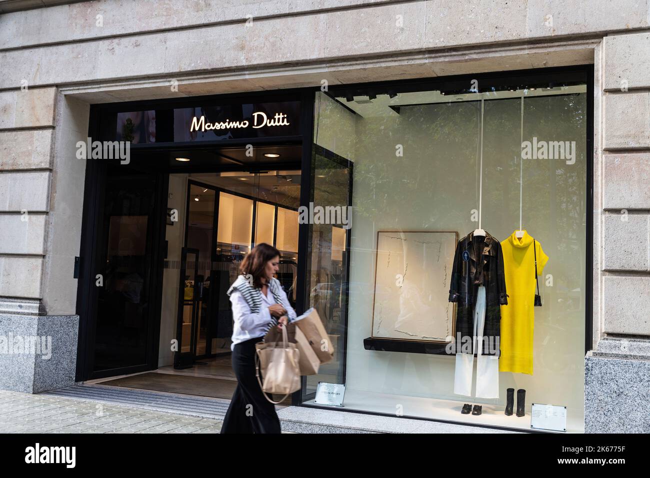 Massimo dutti bag hi-res stock photography and images - Alamy