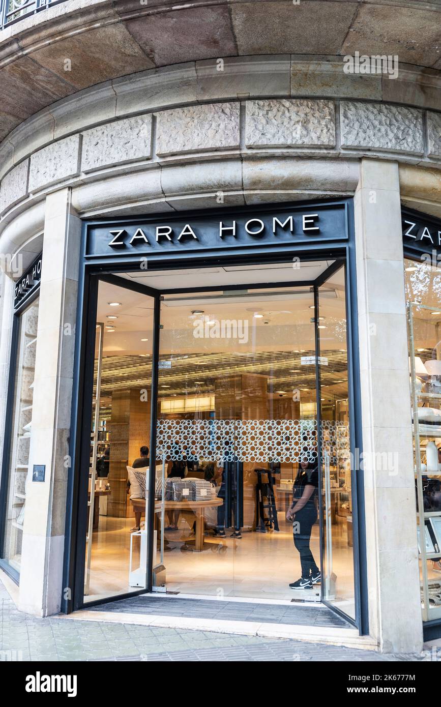 Advertisement zara hi-res stock photography and images - Alamy
