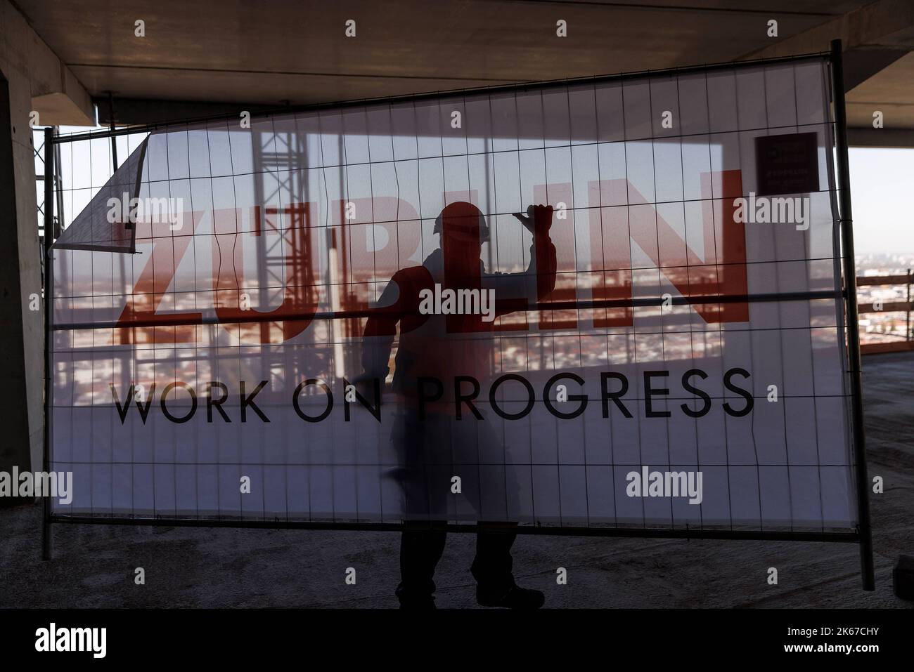 Berlin, Germany. 12th Oct, 2022. A craftsman works on the construction ...