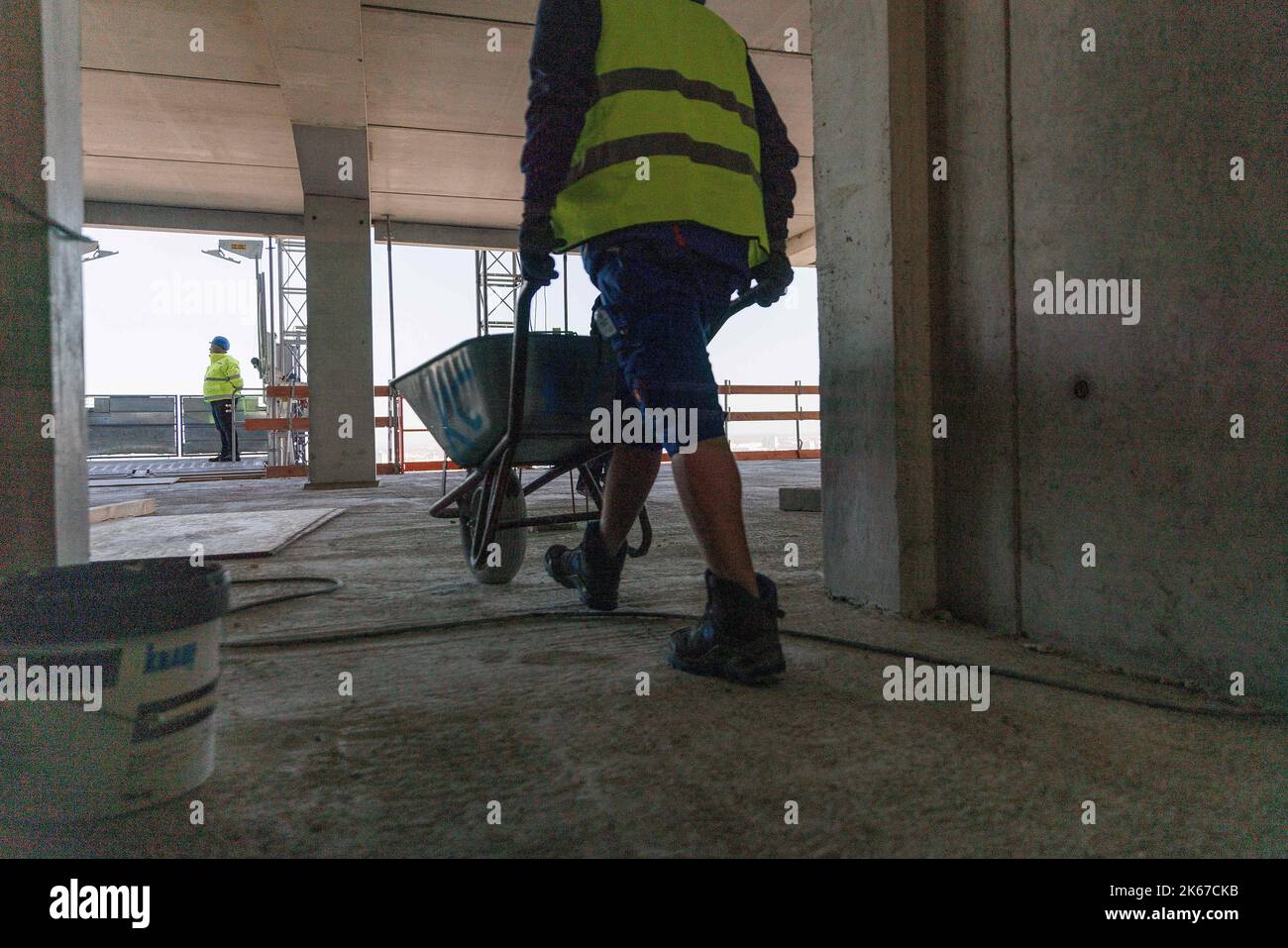 Berlin, Germany. 12th Oct, 2022. A craftsman works on the construction ...