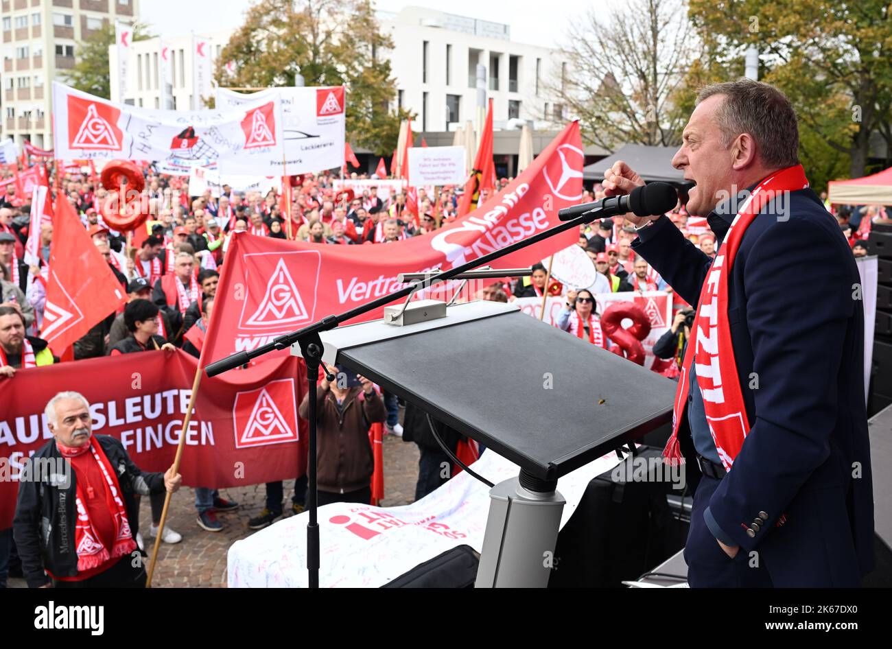 Kornwestheim, Germany. 12th Oct, 2022. Roman Zitzelsberger, Baden-Württemberg district leader of the IG Metall trade union, speaks to demonstrators gathered outside the negotiating hall before the second round of collective bargaining in the metal and electrical industry in Baden-Württemberg. Credit: Bernd Weißbrod/dpa/Alamy Live News Stock Photo