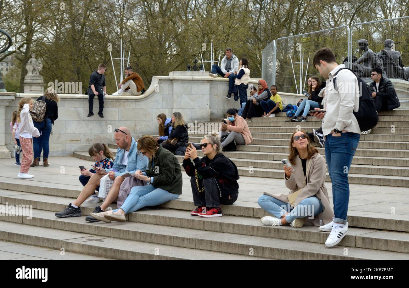 Tourists outside Buckingham Palace, London Stock Photo