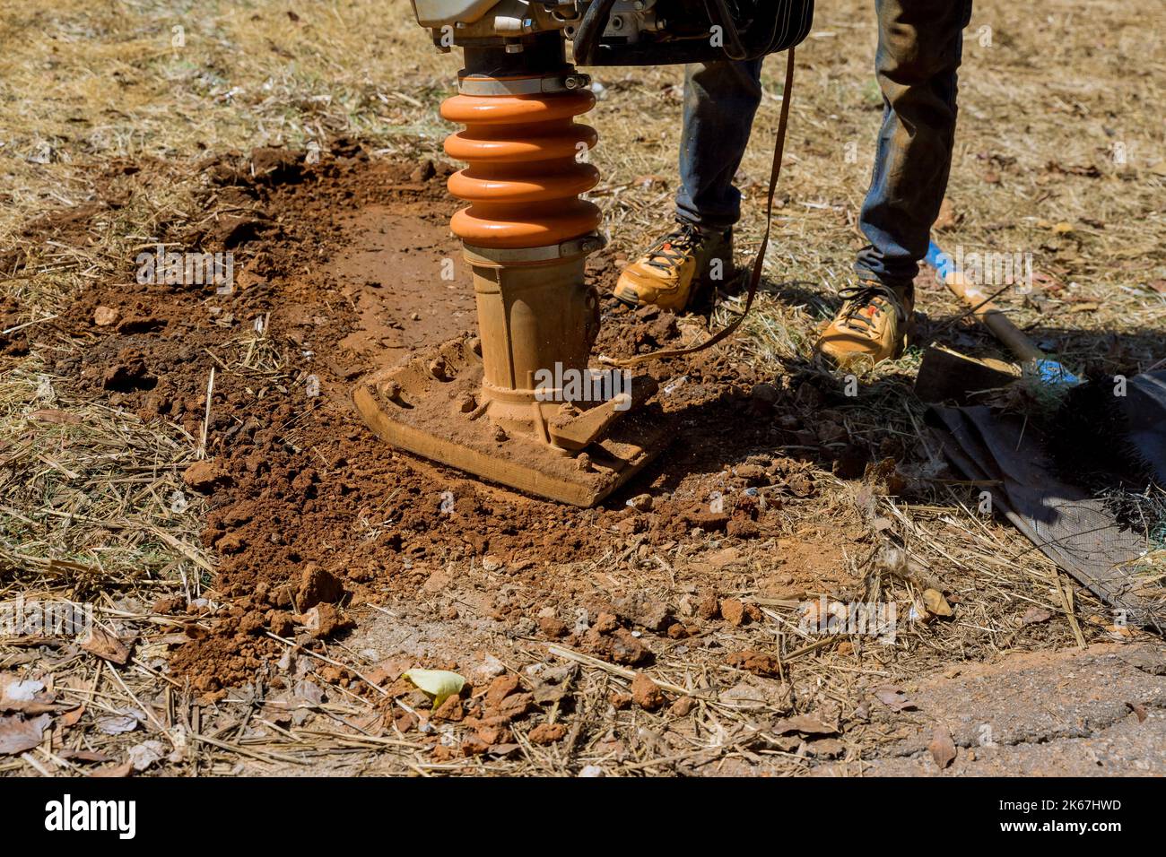 Vibratory plate tamping machine compactor tool jumps from tamping