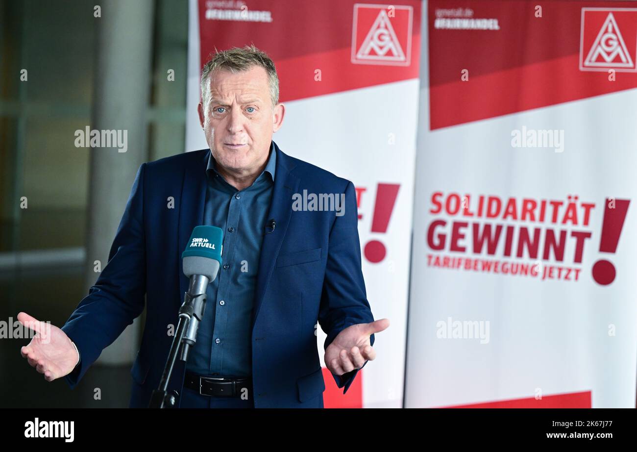 Kornwestheim, Germany. 12th Oct, 2022. Roman Zitzelsberger, Baden-Württemberg district head of the IG Metall trade union, makes a statement ahead of the second round of collective bargaining in the metal and electrical industry in Baden-Württemberg. Credit: Bernd Weißbrod/dpa/Alamy Live News Stock Photo