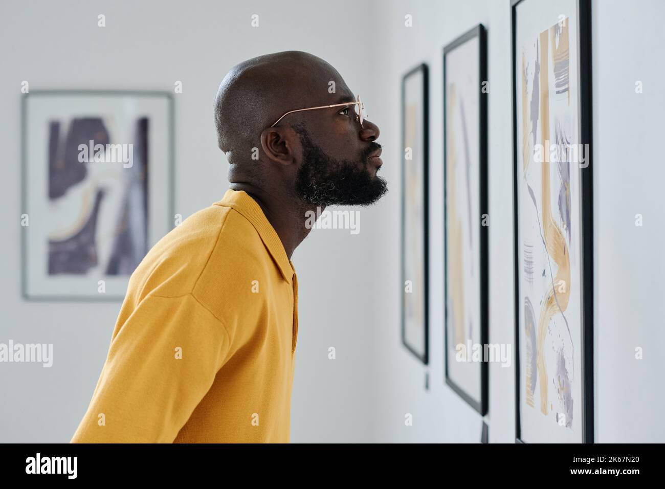 Man looking pictures in gallery hi-res stock photography and images - Alamy
