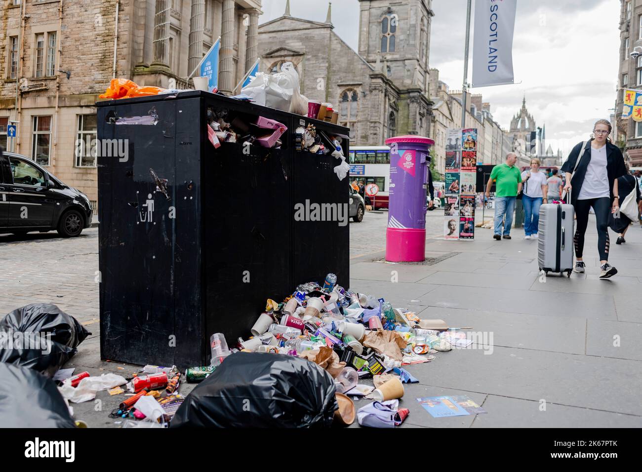 Litter bin over flowing hires stock photography and images Alamy