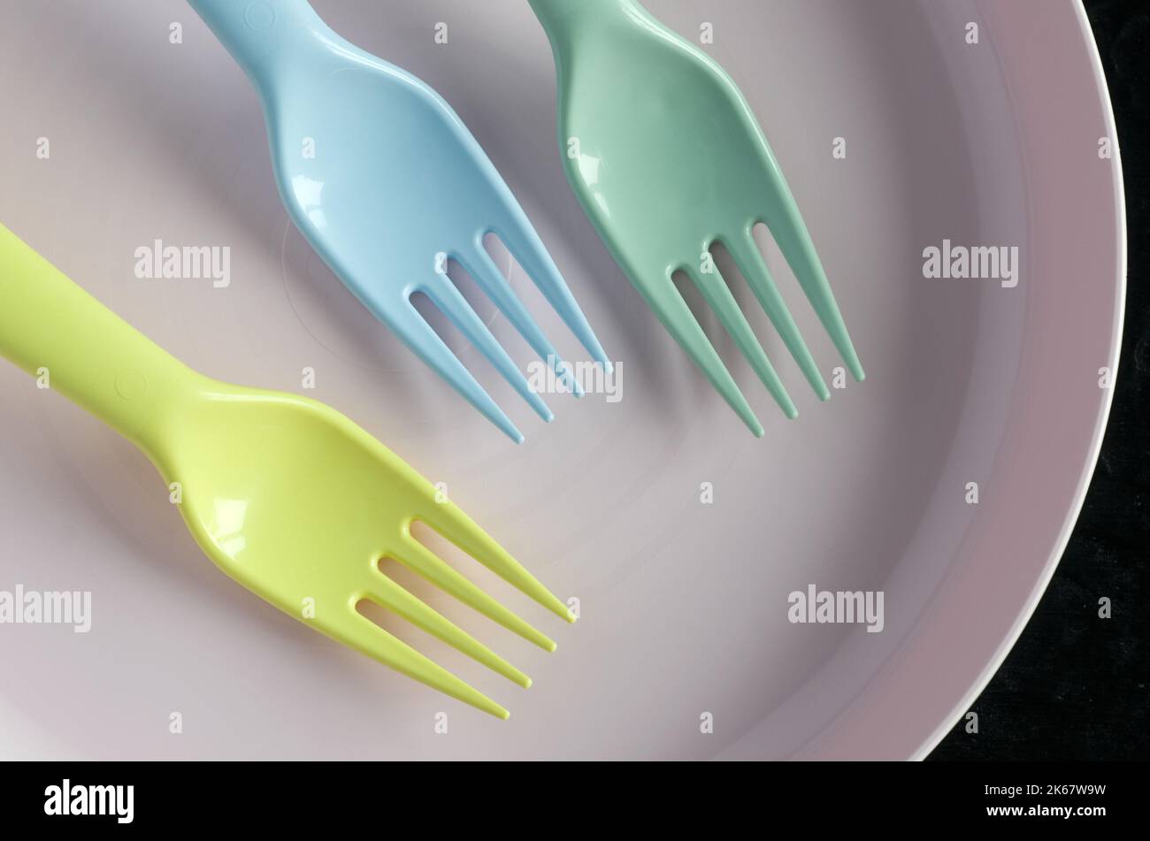 https://c8.alamy.com/comp/2K67W9W/macro-image-of-baby-forks-and-dish-in-pastel-colors-horizontal-2K67W9W.jpg