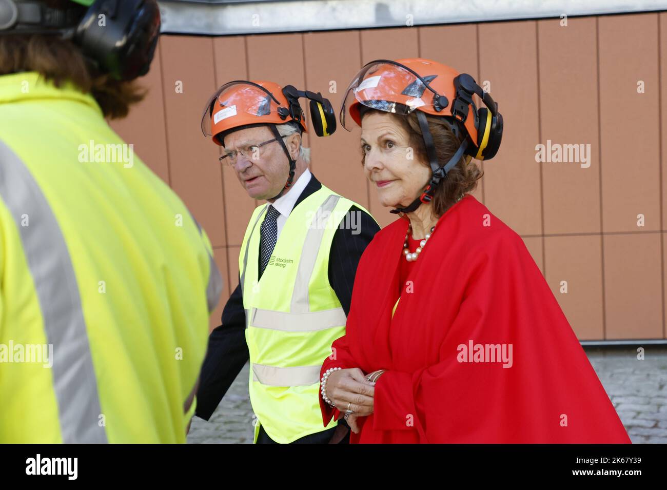 King Carl Gustaf and Queen Silvia wearing helmets while visiting ...
