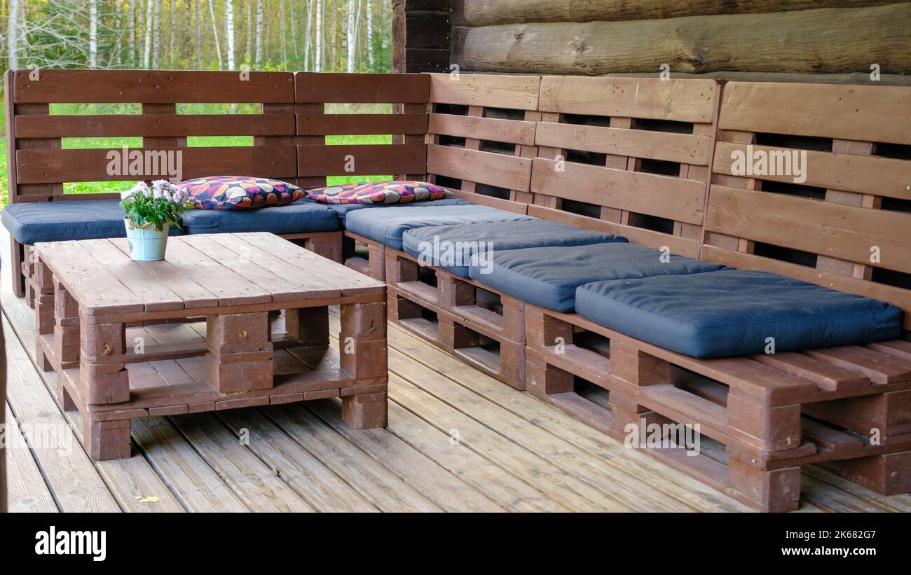 zoom Boekhouding Aanklager Pallet garden furniture hi-res stock photography and images - Alamy