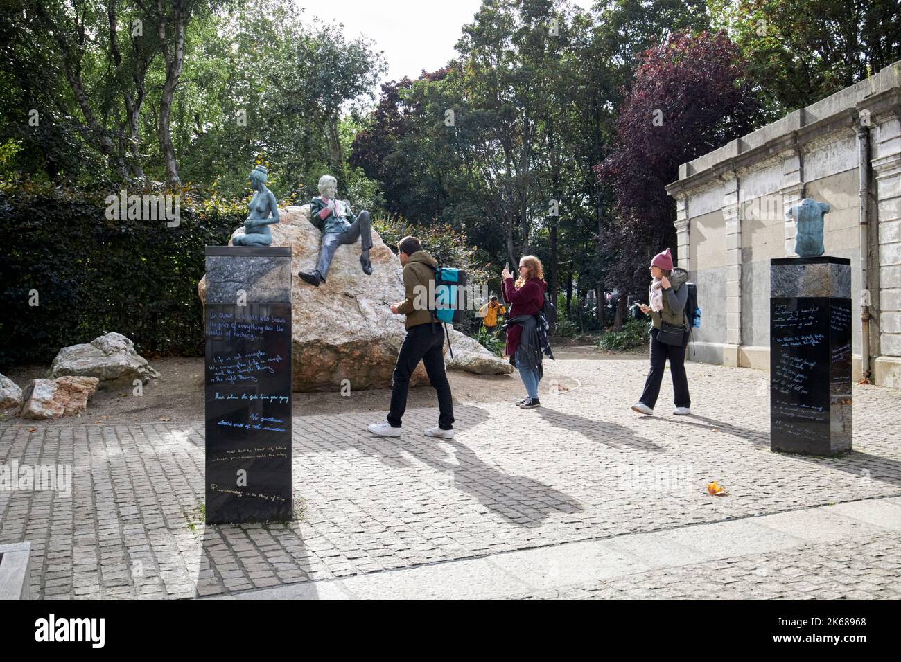 tourists around the oscar wilde memorial sculpture and companion pieces in merrion square dublin republic of ireland Stock Photo