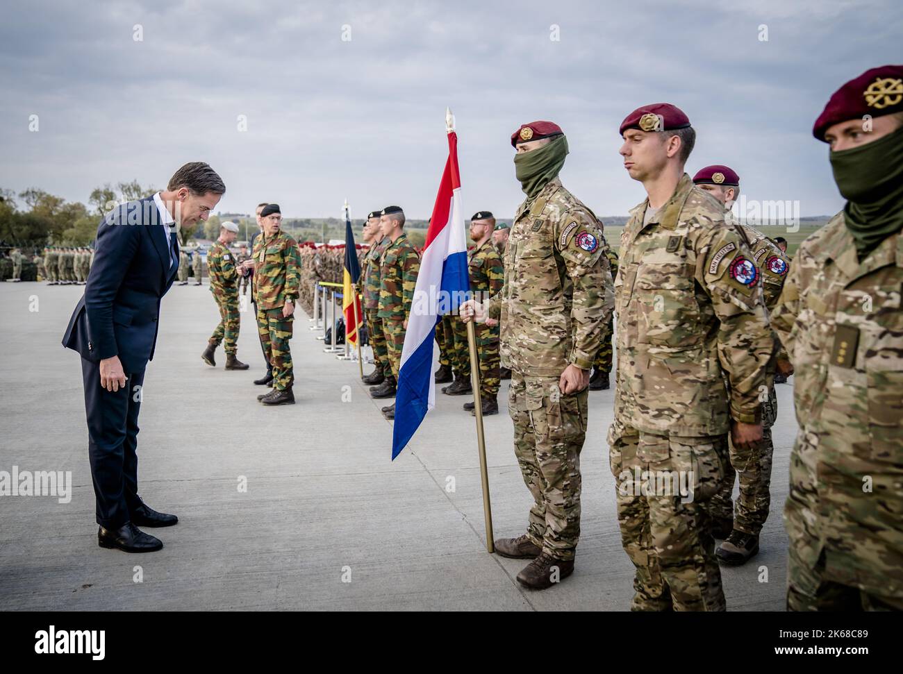 2022-10-12 16:35:25 CINCU - Prime Minister Mark Rutte, bows to Dutch  soldiers, at a military base where Dutch troops are stationed, during a  visit to Romania. The prime minister discusses, among other