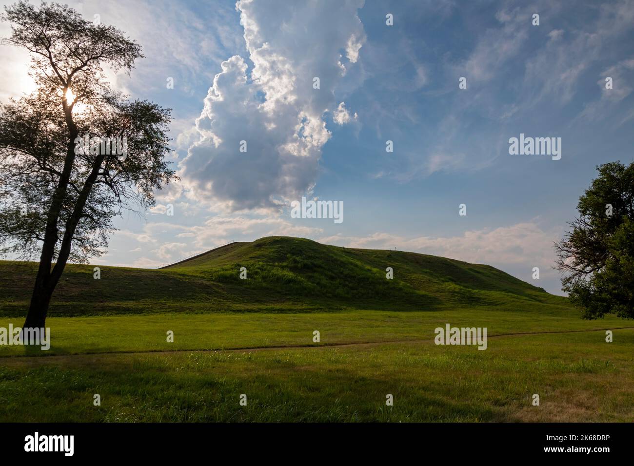 Collinsville, Illinois - Monks Mound at Chokia Mounds State Historic Site. Covering 14 acres and 100 feet high, Monks Mound is the largest prehistoric Stock Photo