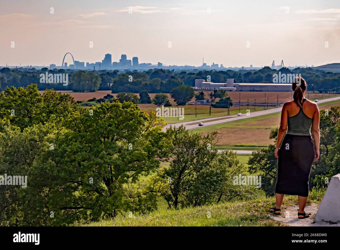 Collinsville, Illinois - A visitor looks towards downtown St. Louis from the top of Monks Mound at Chokia Mounds State Historic Site. Covering 14 acre Stock Photo