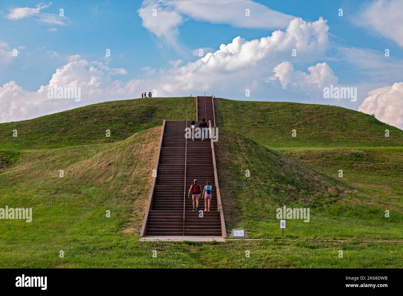Collinsville, Illinois - Visitors climb 156 steps to the top of Monks Mound at Chokia Mounds State Historic Site. Covering 14 acres and 100 feet high, Stock Photo