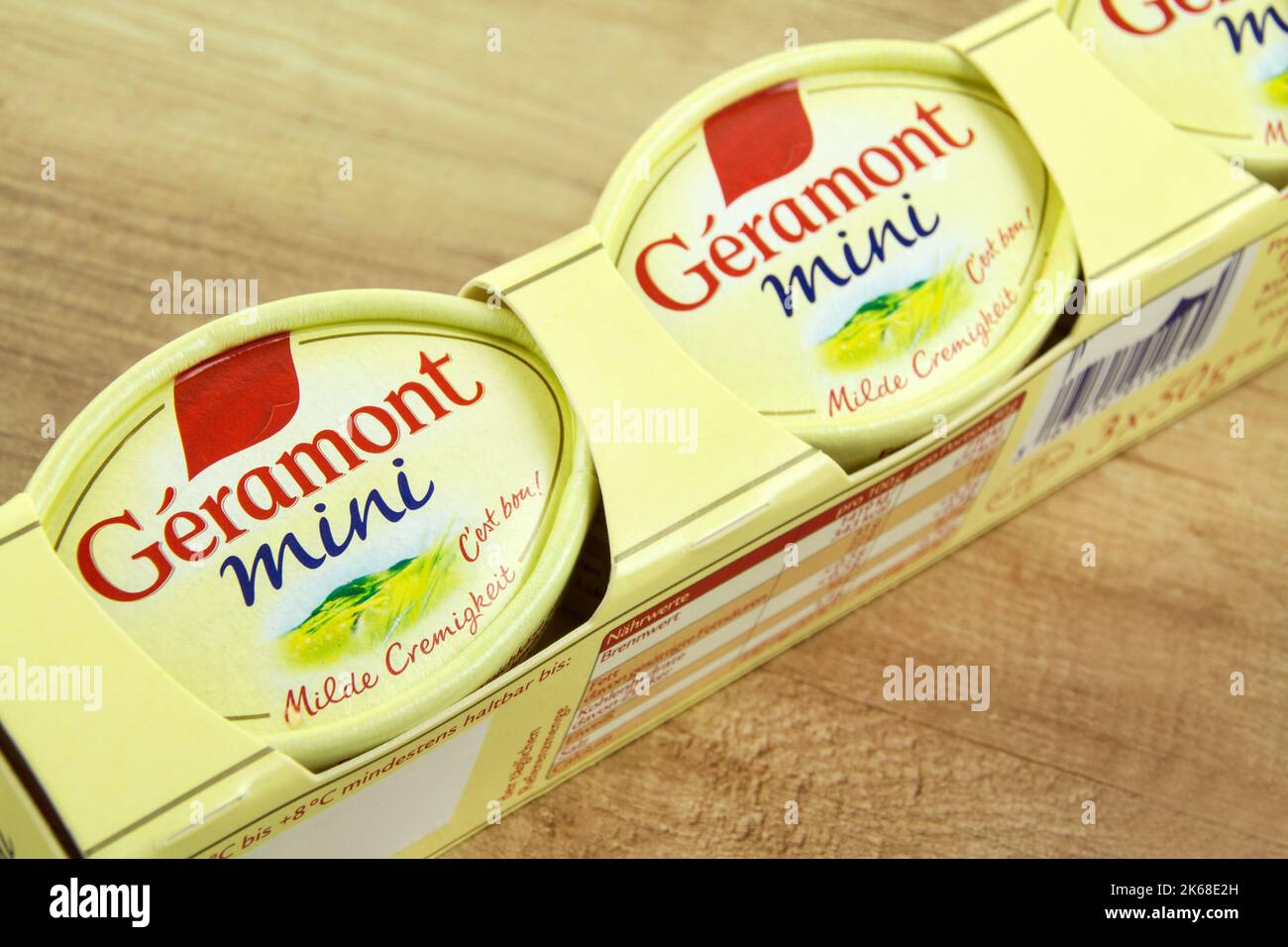 3 mini Käse Geramont mit Verpackung Stock Photo