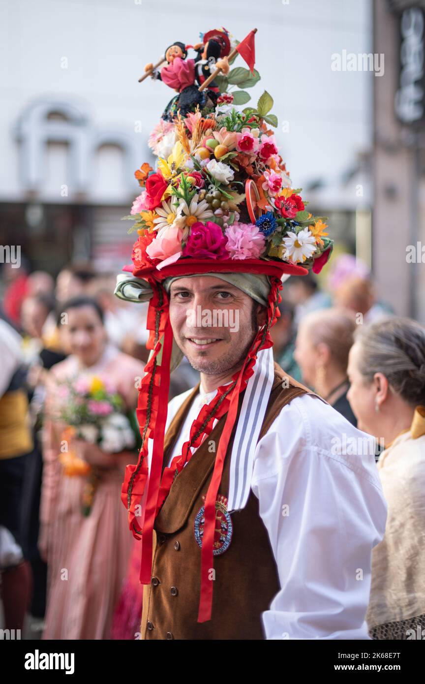 Offering to the Virgen del Pilar, in celebration of Spanishness Day Stock  Photo - Alamy